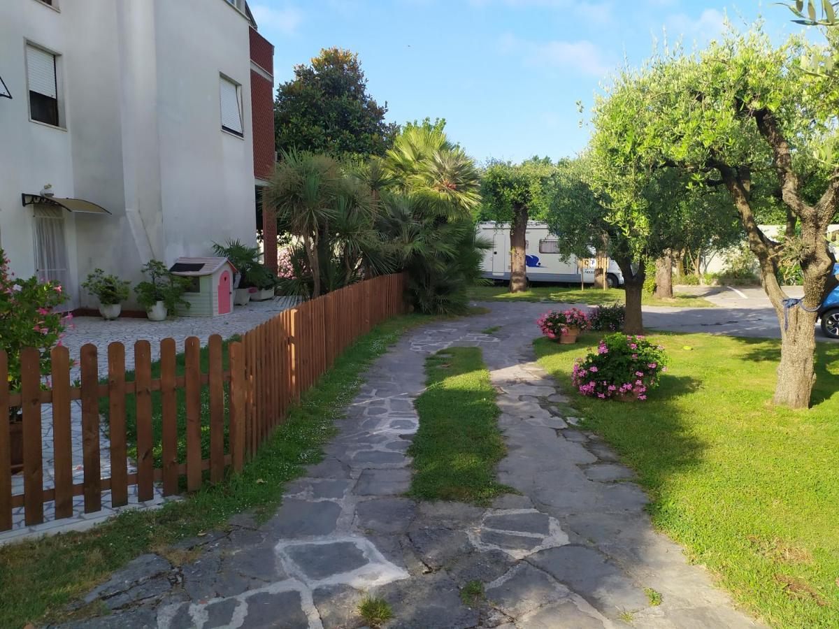 B&B Tra Mare E Marmo Марина-ді-Каррара Екстер'єр фото